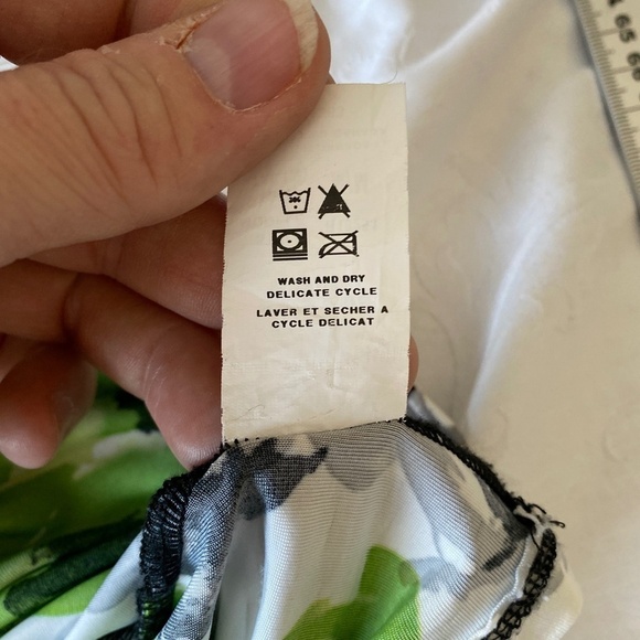 Brochure Women's Abstract Off-Center V-neck Ruffled Sleeveless Satin Blouse Med - Picture 8 of 11